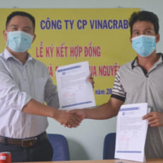 Ông Nguyễn Văn Nghĩa (trái ), Tổng Giám đốc Công ty Cổ phần VinaCrab ký kết hợp đồng liên kết sản xuất cua với nông dân Thị xã Duyên Hải. Ảnh: Minh Đảm.